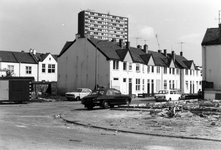 601433 Gezicht op de huizen Mercuriusstraat 2 (links) -hoger te Utrecht, vanaf de hoek met de Equatorstraat, tijdens de ...